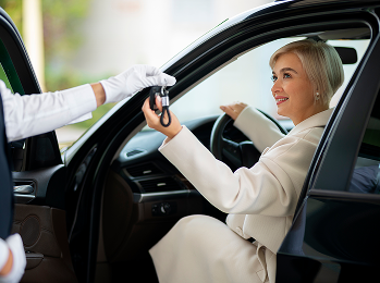 woman-exchanging-car-keys-with-parking-valet